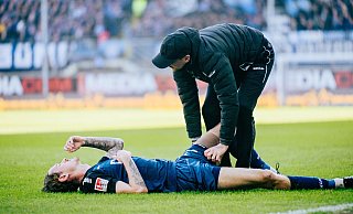 Calvin Brackelmann wird in dieser Saison wohl kein Spiel mehr für den SCP bestreiten. Hier wird er Jörg Liebeck, Leiter der medizinischen Abteilung beim SCP, behandelt. - Besim Mazhiqi Calvin Brackelmann wird in dieser Saison wohl kein Spiel mehr für den SCP bestreiten. Hier wird er Jörg Liebeck, Leiter der medizinischen Abteilung beim SCP, behandelt. - Besim Mazhiqi