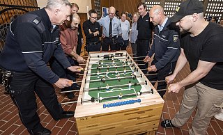 Vollzugsbeamte und Insassen der JVA Brackwede beim Kickerspielen. - Jörg Dieckmann Vollzugsbeamte und Insassen der JVA Brackwede beim Kickerspielen. - Jörg Dieckmann