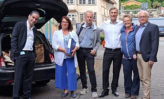 Karsten Dogar (v.l.), Kirsten Lehbrink, Hermann Dedert, Rocco Wilken, Stefanie Rothenstein sowie Jens Köster in Vlotho vor der Abfahrt nach Berlin. - Privat Karsten Dogar (v.l.), Kirsten Lehbrink, Hermann Dedert, Rocco Wilken, Stefanie Rothenstein sowie Jens Köster in Vlotho vor der Abfahrt nach Berlin. - Privat
