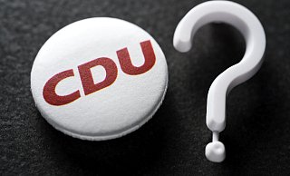 Was war denn das, CDU? Im Bund wie in Bielefeld lässt die Partei Brüche und Risse zu - Gräben reißen auf. - picture alliance Was war denn das, CDU? Im Bund wie in Bielefeld lässt die Partei Brüche und Risse zu - Gräben reißen auf. - picture alliance