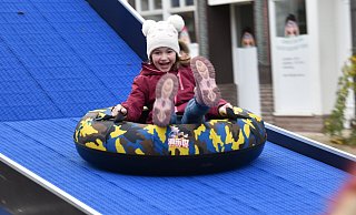 Marlena hat auf der Rodelbahn in Höxters Innenstadt einen Riesenspaß. - Thomas Kube Marlena hat auf der Rodelbahn in Höxters Innenstadt einen Riesenspaß. - Thomas Kube