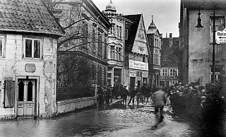 Der Radler fährt 1925 durch das Hochwasser an der Bergertorstraße. - Archiv Geschichtsverein Der Radler fährt 1925 durch das Hochwasser an der Bergertorstraße. - Archiv Geschichtsverein