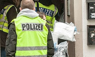 Die Polizei bei der Razzia im Bielefelder Westen im Vorjahr. - Christian Mathiesen (Archiv) Die Polizei bei der Razzia im Bielefelder Westen im Vorjahr. - Christian Mathiesen (Archiv)