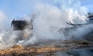 Den ganzen Mittwoch über räumen Radlader qualmendes Stroh aus der Ruine. - Stefan Becker Den ganzen Mittwoch über räumen Radlader qualmendes Stroh aus der Ruine. - Stefan Becker