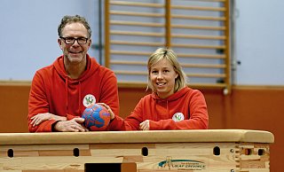 Mit Kompetenz und Leidenschaft: Andreas Lemke und Beate Niemeier, Sportlehrer am Hauptstandort Dehme des Grundschulverbundes Weser und Wiehen, hier in der Turnhalle der Grundschule Dehme. - Jürgen Krüger Mit Kompetenz und Leidenschaft: Andreas Lemke und Beate Niemeier, Sportlehrer am Hauptstandort Dehme des Grundschulverbundes Weser und Wiehen, hier in der Turnhalle der Grundschule Dehme. - Jürgen Krüger
