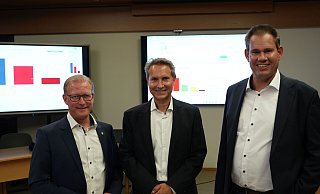 Der CDU-Kandidat Stefan Böske (Mitte) hat die Bürgermeisterwahl in Enger gewonnen. Sein SPD-Herausforderer Sven Schloemann (r.) und Amtsinhaber Thomas Meyer gratulieren ihm im Ratsaal. - Juri Bürgin Der CDU-Kandidat Stefan Böske (Mitte) hat die Bürgermeisterwahl in Enger gewonnen. Sein SPD-Herausforderer Sven Schloemann (r.) und Amtsinhaber Thomas Meyer gratulieren ihm im Ratsaal. - Juri Bürgin