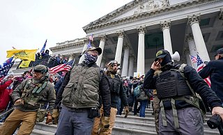 Der vom früheren US-Präsidenten Donald Trump angeheizte Sturm auf das Kapitol in Washington 2021. Die Allianz fürchtet, dass es in diesem Jahr sowohl in der EU als auch in den USA zu einer Zunahme der politischen Gewalt kommen könnte. - Manuel Balce Ceneta/AP/dpa Der vom früheren US-Präsidenten Donald Trump angeheizte Sturm auf das Kapitol in Washington 2021. Die Allianz fürchtet, dass es in diesem Jahr sowohl in der EU als auch in den USA zu einer Zunahme der politischen Gewalt kommen könnte. - Manuel Balce Ceneta/AP/dpa