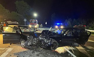 Beide Fahrzeuge wurden bei dem Frontalzusammenstoß schwer beschädigt. - Polizei Höxter Beide Fahrzeuge wurden bei dem Frontalzusammenstoß schwer beschädigt. - Polizei Höxter