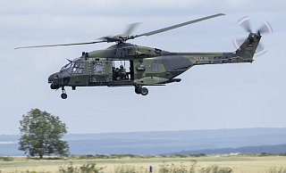 Ein Militärhubschrauber ist Mittwochvormittag im Tiefflug über Bergkirchen gekreist. Unser Symbolfoto zeigt einen Bundeswehr-Hubschrauber vom Typ NH-90 - Boris Roessler Ein Militärhubschrauber ist Mittwochvormittag im Tiefflug über Bergkirchen gekreist. Unser Symbolfoto zeigt einen Bundeswehr-Hubschrauber vom Typ NH-90 - Boris Roessler