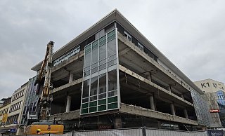 Stück für Stück entfernt dieser Bagger die Fassade des ehemaligen Kaufhofs mitten in der Paderborner Fußgängerzone. - Lena Henning Stück für Stück entfernt dieser Bagger die Fassade des ehemaligen Kaufhofs mitten in der Paderborner Fußgängerzone. - Lena Henning