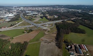 Das Straßenkreuz der A33 mit dem Ostwestfalendamm wird in Ummeln noch lange im Nichts enden. Es ist einfach kein Ende des Verfahrens zum Bau der Ortsumgehung Ummeln absehbar. - Detlef Wittig Das Straßenkreuz der A33 mit dem Ostwestfalendamm wird in Ummeln noch lange im Nichts enden. Es ist einfach kein Ende des Verfahrens zum Bau der Ortsumgehung Ummeln absehbar. - Detlef Wittig