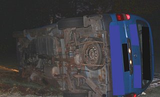 Der Transporter geriet auf glatter Strecke auf die Gegenfahrbahn undstürzte auf dem Rasenstück auf die Beifahrerseite. - Polizei Minden-Lübbecke Der Transporter geriet auf glatter Strecke auf die Gegenfahrbahn undstürzte auf dem Rasenstück auf die Beifahrerseite. - Polizei Minden-Lübbecke