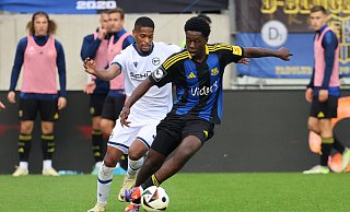 Zweiter Sieger: Arminia-Stürmer Isaiah Young (l.), hier im Duell mit Elijah Krahn, lief im Ludwigspark zu häufig nur hinterher. - IMAGO/Fussball-News Saarland Zweiter Sieger: Arminia-Stürmer Isaiah Young (l.), hier im Duell mit Elijah Krahn, lief im Ludwigspark zu häufig nur hinterher. - IMAGO/Fussball-News Saarland