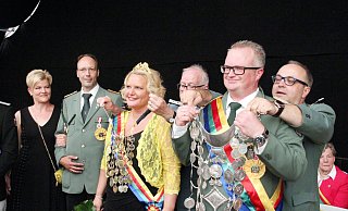 Beim Höxteraner Schützenfest 2018 war Christine Timmermann zur Schützenkönigin ernannt worden, nachdem Frank Wiesemann als Schützenkönig sie als seine Königin auserwählt hatte. - Burkhard Battran Beim Höxteraner Schützenfest 2018 war Christine Timmermann zur Schützenkönigin ernannt worden, nachdem Frank Wiesemann als Schützenkönig sie als seine Königin auserwählt hatte. - Burkhard Battran