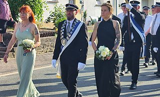 Der beste Schütze Marcel Nowak mit den Ehrendamen Karoline Steiche (links) und Melanie Lötzerich. - Nicole Kuper. Der beste Schütze Marcel Nowak mit den Ehrendamen Karoline Steiche (links) und Melanie Lötzerich. - Nicole Kuper.
