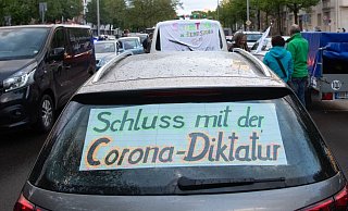 Der Begriff «Corona-Diktatur» wird auf Demonstrationen gegen die Corona-Maßnahmen immer wieder verwendet. - Foto: Paul Zinken/dpa-Zentralbild/dpa Der Begriff «Corona-Diktatur» wird auf Demonstrationen gegen die Corona-Maßnahmen immer wieder verwendet. - Foto: Paul Zinken/dpa-Zentralbild/dpa