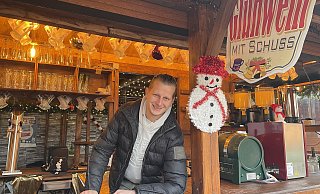 Der Bünder Schausteller Patrik Weber vom zentralen Glühwein-Stand ist zufrieden mit dem neuen Konzept. - Natalie Gottwald Der Bünder Schausteller Patrik Weber vom zentralen Glühwein-Stand ist zufrieden mit dem neuen Konzept. - Natalie Gottwald