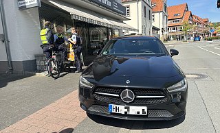 Der Mercedes CLA wurde in der Nach zu Mittwochen in Hamburg gestohlen. Die Flucht in diesem Wagen endete an der Bahnhofstraße in Halle. - Heiko Kaiser Der Mercedes CLA wurde in der Nach zu Mittwochen in Hamburg gestohlen. Die Flucht in diesem Wagen endete an der Bahnhofstraße in Halle. - Heiko Kaiser