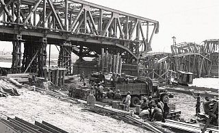 Kriegsende: Die Eisenbahnbrücke über die Weser Weserbrücke bei Wehrden (Kreis Höxter). - Becker Kriegsende: Die Eisenbahnbrücke über die Weser Weserbrücke bei Wehrden (Kreis Höxter). - Becker