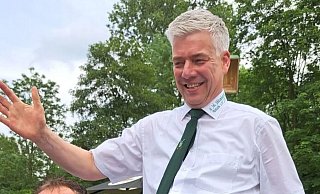 Matthias Werner lässt sich nach dem Königsschuss hochjubeln. - Schützen Atteln Matthias Werner lässt sich nach dem Königsschuss hochjubeln. - Schützen Atteln