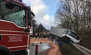 Der Lastwagen durchbrach die Leitplanke. - Malina Reckord Der Lastwagen durchbrach die Leitplanke. - Malina Reckord