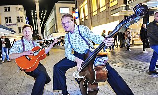 Dieses Duo jazzt sich durch die Nacht - mit Kontrabass und Gitarre. - Barbara Franke Dieses Duo jazzt sich durch die Nacht - mit Kontrabass und Gitarre. - Barbara Franke