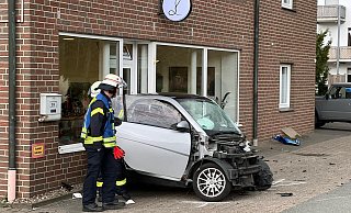 Eine Person musste aus ihrem Pkw befreit werden, die andere hatte den Wagen selbstständig verlassen. - Paul Brinkmann Eine Person musste aus ihrem Pkw befreit werden, die andere hatte den Wagen selbstständig verlassen. - Paul Brinkmann