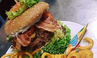 Diesen Burger bieten die neuen Betreiber an ihrem ersten Standort am Möhnesee und womöglich bald auch in Paderborn an. - Fränkis Hütte am Möhnesee Diesen Burger bieten die neuen Betreiber an ihrem ersten Standort am Möhnesee und womöglich bald auch in Paderborn an. - Fränkis Hütte am Möhnesee
