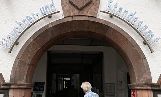 Paderborner, die einen Termin im Einwohneramt brauchen, können dieser Tage mitunter einige Wochen warten. Spontane Besuche sind derzeit nicht möglich. Begründet wird dies seitens der Stadt mit dem Schutz vor dem Coronavirus. - Holger Kosbab Paderborner, die einen Termin im Einwohneramt brauchen, können dieser Tage mitunter einige Wochen warten. Spontane Besuche sind derzeit nicht möglich. Begründet wird dies seitens der Stadt mit dem Schutz vor dem Coronavirus. - Holger Kosbab