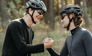 Zwei Radfahrer genießen eine Pause auf ihrer Tour durch den Kreis Gütersloh. - Symbolfoto/Pexels Zwei Radfahrer genießen eine Pause auf ihrer Tour durch den Kreis Gütersloh. - Symbolfoto/Pexels