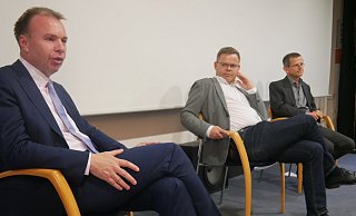 Bei der mit Spannung erwarteten ersten Podiumsdiskussion ging es ausgesprochen sachlich und fair zu mit den Teilnehmern (v. l.). Ulrich Lange, Marcus Kleinemeyer und Martin Krewet. - Klaus Karenfeld Bei der mit Spannung erwarteten ersten Podiumsdiskussion ging es ausgesprochen sachlich und fair zu mit den Teilnehmern (v. l.). Ulrich Lange, Marcus Kleinemeyer und Martin Krewet. - Klaus Karenfeld