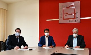 Um die enge Zusammenarbeit im Bereich Kinderschutz noch weiter zu verbessern, haben Landrat Michael Stickeln (M), Polizeidirektor Christian Brenski (l.) und Klaus Brune, Leiter des Fachbereichs Familie, Jugend und Soziales, eine Kooperationsvereinbarung unterzeichnet. - Kreis Höxter Um die enge Zusammenarbeit im Bereich Kinderschutz noch weiter zu verbessern, haben Landrat Michael Stickeln (M), Polizeidirektor Christian Brenski (l.) und Klaus Brune, Leiter des Fachbereichs Familie, Jugend und Soziales, eine Kooperationsvereinbarung unterzeichnet. - Kreis Höxter