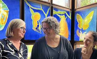 Vor den bunten Fenstern in der Pauline Kapelle stehen von links Brigitte Eilermann, Christina Hans und Kerstin Hofmann. - Verena Freiberg Vor den bunten Fenstern in der Pauline Kapelle stehen von links Brigitte Eilermann, Christina Hans und Kerstin Hofmann. - Verena Freiberg