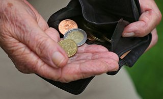 Eine Rentnerin hält einen Geldbeutel mit verschiedenen Euromünzen (gestellte Szenen). Wissenschaftler haben die Politik aufgefordert, vor den Problemen bei der Finanzierung der Rentenversicherung nicht die Augen zu verschließen. - Foto: Karl-Josef Hildenbrand/dpa Eine Rentnerin hält einen Geldbeutel mit verschiedenen Euromünzen (gestellte Szenen). Wissenschaftler haben die Politik aufgefordert, vor den Problemen bei der Finanzierung der Rentenversicherung nicht die Augen zu verschließen. - Foto: Karl-Josef Hildenbrand/dpa