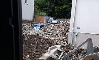 Katastrophales Bild: In Altena sind ganze Straßenzüge samt Autos unter Schutt begraben. - Michael Kirchhoff Katastrophales Bild: In Altena sind ganze Straßenzüge samt Autos unter Schutt begraben. - Michael Kirchhoff
