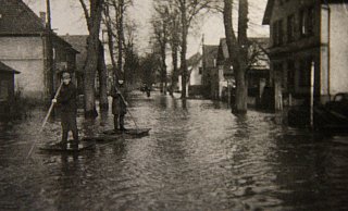 Beim Jahrhundert Hochwasser ging es auf der Eidinghausener Straße nur per Floß voran. - Stadtarchiv Beim Jahrhundert Hochwasser ging es auf der Eidinghausener Straße nur per Floß voran. - Stadtarchiv