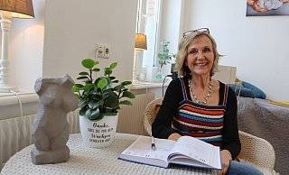 Erika Bänsch ist seit 35 Jahren Hebamme. 2014 hat sie ihre eigene Hebammenpraxis am Lukas-Krankenhaus eröffnet. - Shannon-Lee Bendig Erika Bänsch ist seit 35 Jahren Hebamme. 2014 hat sie ihre eigene Hebammenpraxis am Lukas-Krankenhaus eröffnet. - Shannon-Lee Bendig