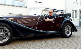 Sein ganzer Stolz: Eckhard Schnier mit seinem Morgan Fourseater. Den Neuwagen schaffte er sich erst in diesem Jahr an. - Dirk Kröger Sein ganzer Stolz: Eckhard Schnier mit seinem Morgan Fourseater. Den Neuwagen schaffte er sich erst in diesem Jahr an. - Dirk Kröger