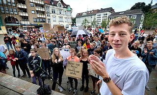 Hochmotiviert: Stefan Schneidt, Sprecher der Gütersloher Fridays-for-Future-Bewegung, steht neben dem Mikrofon auf der Bühne am Berliner Platz. Das T-Shirt mit dem eigenen Namen, das jeder aus dem Orga-Team trägt, ist übrigens eine Spende vom BUND und CO2-neutral hergestellt. - Andreas Frücht Hochmotiviert: Stefan Schneidt, Sprecher der Gütersloher Fridays-for-Future-Bewegung, steht neben dem Mikrofon auf der Bühne am Berliner Platz. Das T-Shirt mit dem eigenen Namen, das jeder aus dem Orga-Team trägt, ist übrigens eine Spende vom BUND und CO2-neutral hergestellt. - Andreas Frücht
