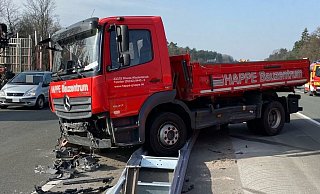 Der Laster durchbrach die Leitplanken und landete auf der linken Spur der A2-Fahrtrichtung Hannover. - Christian Mathiesen Der Laster durchbrach die Leitplanken und landete auf der linken Spur der A2-Fahrtrichtung Hannover. - Christian Mathiesen