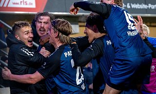 Calvin Brackelmann (2. v. l.) hat soeben mit der letzten Aktion des Spiels das 3:2 für Paderborn erzielt. Mit ihm jubeln (v. l.) Filip Bilbija, Felix Götze, Santiago Castaneda und Luca Herrmann. - David Inderlied/dpa Calvin Brackelmann (2. v. l.) hat soeben mit der letzten Aktion des Spiels das 3:2 für Paderborn erzielt. Mit ihm jubeln (v. l.) Filip Bilbija, Felix Götze, Santiago Castaneda und Luca Herrmann. - David Inderlied/dpa
