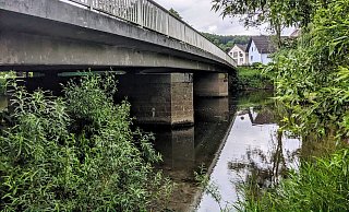 Aller guten Dinge scheinen drei: Im dritten Anlauf hat der Landesbetrieb Straßen-NRW Pläne zum Neubau der Nethebrücke in Bruchhausen vorgelegt, die der Ortsgemeinschaft zusagen.?Fotos: Burkhard Battran - Burkhard Battran Aller guten Dinge scheinen drei: Im dritten Anlauf hat der Landesbetrieb Straßen-NRW Pläne zum Neubau der Nethebrücke in Bruchhausen vorgelegt, die der Ortsgemeinschaft zusagen.?Fotos: Burkhard Battran - Burkhard Battran