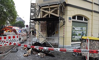 Die Feuerwehr hat die Einsatzstelle an die Polizei übergeben - die Beamten sperrten das Areal ab. - Barbara Franke Die Feuerwehr hat die Einsatzstelle an die Polizei übergeben - die Beamten sperrten das Areal ab. - Barbara Franke
