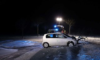 In Schneeverwehungen auf der K1 bei Paderborn-Dahl verunglückte eine junge Fahrerin schwer. - Polizei Paderborn In Schneeverwehungen auf der K1 bei Paderborn-Dahl verunglückte eine junge Fahrerin schwer. - Polizei Paderborn