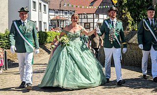 Stolz schreitet das Erkelner Königspaar Peter Willeke und Carla Brockhoff beim Festumzug durch das Dorf. - Burkhard Battran Stolz schreitet das Erkelner Königspaar Peter Willeke und Carla Brockhoff beim Festumzug durch das Dorf. - Burkhard Battran
