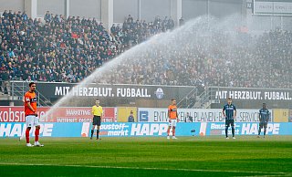 Kurz vor dem Anpfiff der Zweitligapartie zwischen Paderborn und Darmstadt ging in der Hälfte der Gäste die Sprinkleranlage in Betrieb. - Besim Mazhiqi Kurz vor dem Anpfiff der Zweitligapartie zwischen Paderborn und Darmstadt ging in der Hälfte der Gäste die Sprinkleranlage in Betrieb. - Besim Mazhiqi