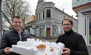 Investor Manuel Ersay und Architekt Karsten Monke von Archwerk zeigen vor dem alten Ilsemann-Gebäude ein Volumenmodell den Bauprojekts. - Frank-Michael Kiel-Steinkamp Investor Manuel Ersay und Architekt Karsten Monke von Archwerk zeigen vor dem alten Ilsemann-Gebäude ein Volumenmodell den Bauprojekts. - Frank-Michael Kiel-Steinkamp