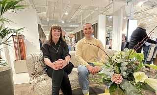 Store-Managerin Britta Kottenhaus und Timo Häberle, bei Brax zuständig für alle 19 Outlets, in einer der neu eingerichteten Lounge-Ecken. "Männer-Parkplätze" nennt Häberle sie auch mit einem Augenzwinkern. Schließlich könnten die Herren es sich hier gemütlich machen, während ihre Frauen shoppen gehen. - Natalie Gottwald Store-Managerin Britta Kottenhaus und Timo Häberle, bei Brax zuständig für alle 19 Outlets, in einer der neu eingerichteten Lounge-Ecken. "Männer-Parkplätze" nennt Häberle sie auch mit einem Augenzwinkern. Schließlich könnten die Herren es sich hier gemütlich machen, während ihre Frauen shoppen gehen. - Natalie Gottwald
