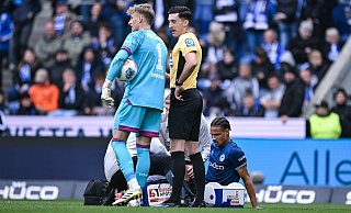 Joel Felix (am Boden) musste im Spiel gegen Schalke 04 erst behandelt und dann ausgewechselt werden – Rückkehr ungewiss. - KROEGER/RHR-FOTO Joel Felix (am Boden) musste im Spiel gegen Schalke 04 erst behandelt und dann ausgewechselt werden – Rückkehr ungewiss. - KROEGER/RHR-FOTO