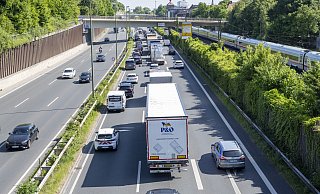 Vor der Ausfahrt Johannistal bildet sich auf dem OWD in Bielefeld ein langer Stau. Dort wird die Stadtautobahn in beiden Fahrtrichtungen einspurig. - Jörg Dieckmann Vor der Ausfahrt Johannistal bildet sich auf dem OWD in Bielefeld ein langer Stau. Dort wird die Stadtautobahn in beiden Fahrtrichtungen einspurig. - Jörg Dieckmann